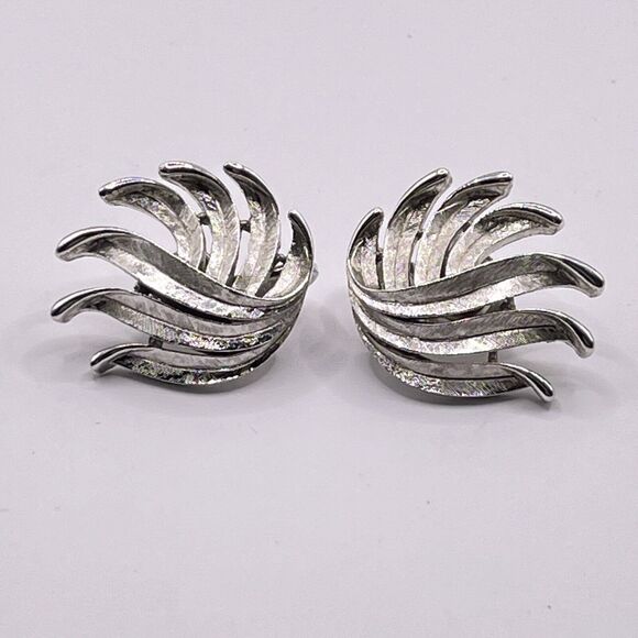 Vintage TRIFARI Silver Tone CLIP ON Statement Earrings Modern Abstract Floral - Picture 2 of 10